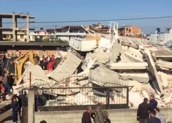 ‘Ku është mami’/ Mrekulli në Durrës, momenti kur 17-vjeçari nxirret nga rrënojat