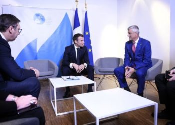 “Edhe 10 shtete do ta heqin njohjen e Kosovës!”, media serbe: Vuçiç provokon kosovarët në sy të Macron