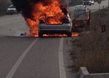 Makina përfshihet nga flakët tek mbikalimi i Shkozetit, shpëton për mrekulli drejtuesja