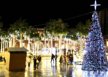 Fotot/ Durrësi ringjallet, ndizen dritat e festave