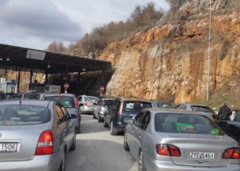 Festat rikthejnë shqiptarët në vendlindje, ja sa emigrantë hynë në Kapshticë ditën e djeshme