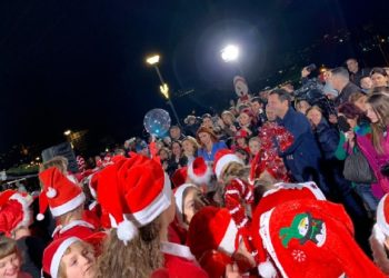 Veliaj bashkë me Kajan ndez dritat e pemës së Krishtlindjes në Parkun e Liqenit: T’i lëmë pas momentet e vështira