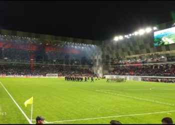 Shpëtuan jetë pas tërmetit tragjik, derbi i kryeqytetit nderon heronjtë e heshtur