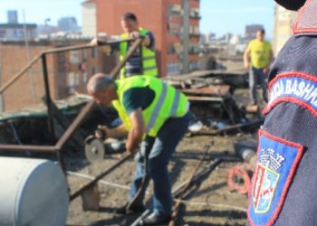 FOTOT/ Nis puna për heqjen e depozitave të ujit nga pallatet e shpallura të pabanueshme