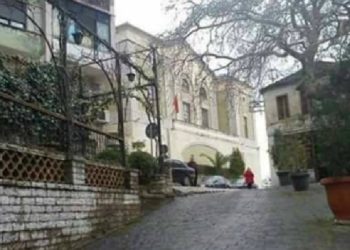 Zjarri përfshin depon e kinemasë së Gjirokastrës, nuk dihen shkaqet