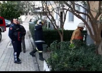 Shtëpia përfshihet nga flakët në Fushë Krujë, fqinjët shpëtojnë çiftin e moshuar