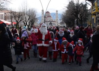 Korça vijon traditën e paradës së babagjyshëve, dhjetëra fëmijë shijojnë atmosferën festive