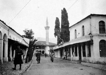 Reportazhi drithërues i Gjergj Bubanit në vitin 1936: “Nxënësit ia krisin gazit kur mësuesi u thotë ‘Faleminderit’!!!