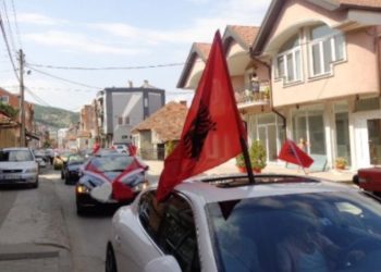 Tenton t’u marrë flamurin shqiptar dasmorëve, arrestohet serbi