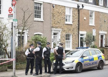 Shenja gjaku në pragun e derës, dalin pamjet nga vila e shqiptarit të vrarë në Londër (FOTO)