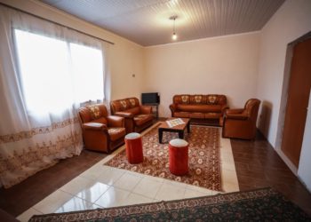 Post-tërmet/Balla i dorëzon çelësat e shtëpisë së re familjes Vrapi në Papër të Elbasanit