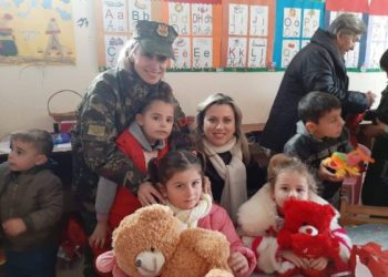 FA shpërndan dhurata për fëmijët e zonave të tërmetit, Xhaçka i inkurajon