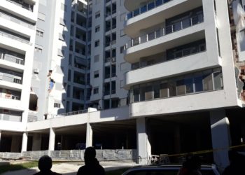 FOTO+VIDEO/ Inxhinieri Arben Meçe jep alarmin: Pallati 12-katësh në Durrës ka dëmtime në strukturë, urgjent inspektimi