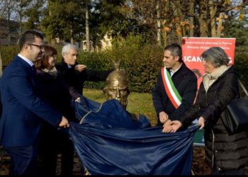 Komuniteti shqiptar vendos bustin e heroit kombëtar Skënderbeut në Parma të Italisë (Foto)
