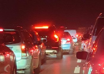 Qytetarët i rikthehen normalitetit pas tërmetit, trafiku i rënduar “bllokon” autostradën Durrës-Tiranë