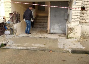 FOTOT/ Pallati në Kombinat në rrezik shembje, njerëzit dynden për orenditë shtëpiake