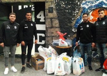 FOTO/ Lojtarët e OFI Kretë, që u prekën nga tërmeti, mbledhin ndihma për Shqipërinë