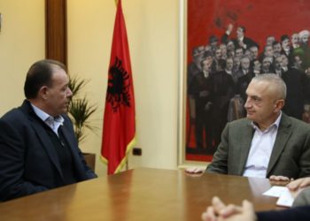 FOTOT/ Mbërrijnë ekspertët amerikanë për inspektimin e shkollave