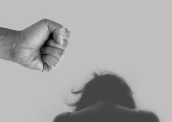 Shqiptari dhunon barbarisht të fejuarën e tij në mes të rrugës në Greqi