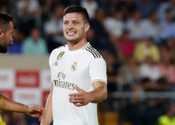 Milani siguron futbollistin e Barcelonës, por kuqezinjtë duan edhe dy lojtarët serbë