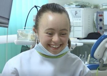 Vajza kosovare me sindromën “Down” dhuron pagën për të prekurit nga tërmeti