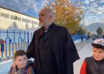 VIDEO / Rama çon në shkollë Alesion dhe Aurelin: Duhet të jeni kampionë në mësime