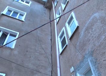 Bulqizë/ Janë 45 familje që braktisin banesat, të tjerat ende në një godinë me rrezik