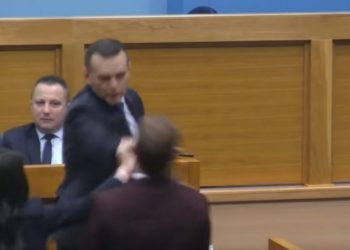 “Plas grushti” në Kuvendin e Republikës Srpska, ministri i Brendshëm godet deputetin opozitar (Video)