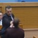 “Plas grushti” në Kuvendin e Republikës Srpska, ministri i Brendshëm godet deputetin opozitar (Video)