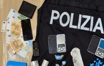 Tregtarit shqiptar të drogës në Itali i gjendet kokainë në sahatin e gazit