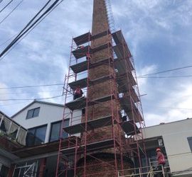 FOTOT/ Erion Veliaj nxjerr punën për prishjen e oxhakut të dëmtuar nga tërmeti