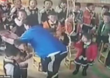 “Gjuani veten me pëllëmbë ose do ju rrah unë”, kamerat e sigurisë ”kapin mat” edukatorin e dhunshëm (Video)