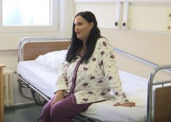 E mbijetuara nga tërmeti sjell në jetë në Kosovë fëmijën e saj