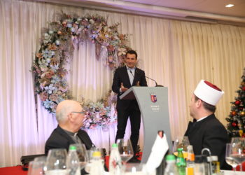 Veliaj shtron darkë me përfaqësues të klerit dhe personalitete: Tirana u ngrit shpejt pas tërmetit