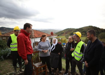 Tre ditë pas/ Veliaj jep lajmin e rindërtimit të shtëpisë në Pinar, adoptuar nga Rita Ora