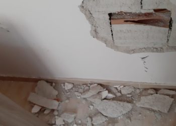 Nuk dinë nëse është apo jo i banueshëm, banorët braktisin pallatin në Durrës