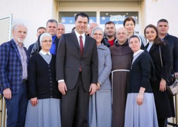 Basha uron Krishtlindjen nga Kisha e dëmtuar nga tërmeti në Laç: Kjo ditë ka fuqinë për të bashkuar shqiptarët