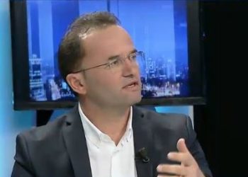 Në panik nga tërmeti, eksperti thirrje qytetarëve: Mos flini nëpër makina, paslëkundjet janë normale