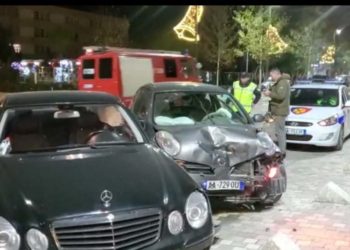 Makinat përplasen “kokë më kokë” në Vlorë, plagosen tre persona