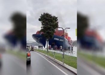 Anija përplaset me kështjellën otomane në brigjet e Stambollit, bllokohet Bosfori (Video)