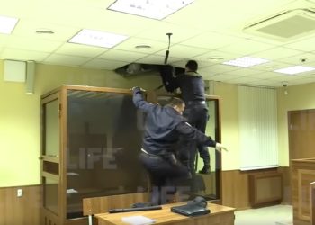 Tentoi arratisjen nga Gjykata para syve të policëve. Video e 18-vjeçarit po bën xhiron e rrjetit