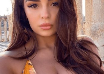 Demi përsëri jep poza joshëse me bikini