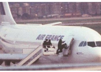 Avioni mbi Kullën Eiffel/ Si u eliminua pas 54 orësh plani i terroristëve për të shkatërruar simbolin e Francës