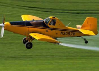 “Shi i shenjtë” në Luiziana, prifti shpërndan 380 litra ujë të bekuar duke e hedhur nga avioni