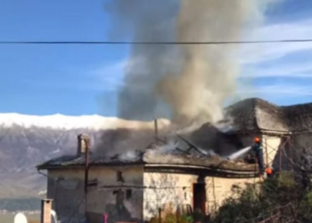 Gjirokastër, merr flakë shtëpia e familjes Topulli, rrezikohen edhe dy banesa të tjera