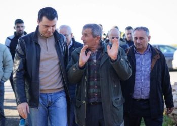 Basha me banorët e dëmtuar nga tërmeti në Shënavlash: Kriminale që qytetarët jetojnë ende në çadra