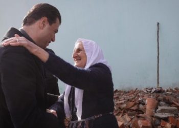 “Vendit i duhet një qeveri që s’pasurohet mbi rrënojat e tërmetit”, mesazhi i Bashës pas vizitës në Thumanë