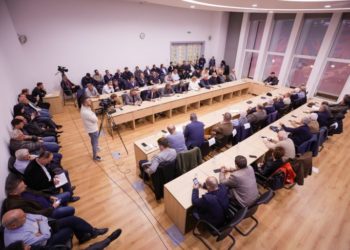 Tërmeti 6.4 ballë, përfundon takimi i Bashës me ekspertët: Burimet njerëzore i kemi, por duhet koordinim dhe financim