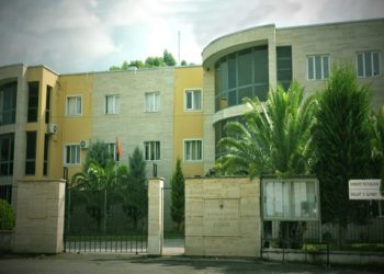 Dëmet nga tërmeti, i vendoset shiriti godinës së Bashkisë së Kurbinit dhe Prokurorisë (Foto)