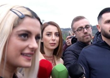 Banorët e pastrehë të Bubqit surprizojnë Bebe Rexhën, ja çfarë i dhuruan